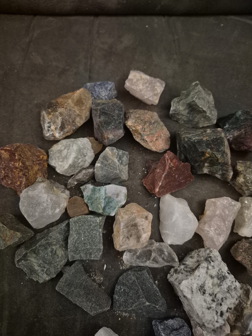 36 Mixed Natural Rough Crystals - Picture 4 of 4